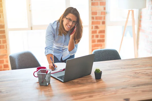 Jonge Zakenvrouw Aan Telefoon Kantoor Een Gesprek Voeren Met Smartphone — Stockfoto