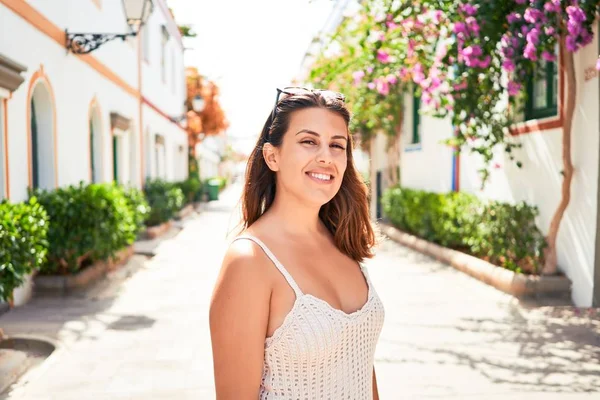 Joven Hermosa Mujer Colorido Pueblo Puerto Mogan Sonriendo Feliz Calle — Foto de Stock