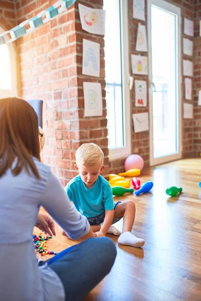 Jovem Criança Caucasiana Brincando Playschool Com Professor Mãe Filho Sala — Fotografia de Stock