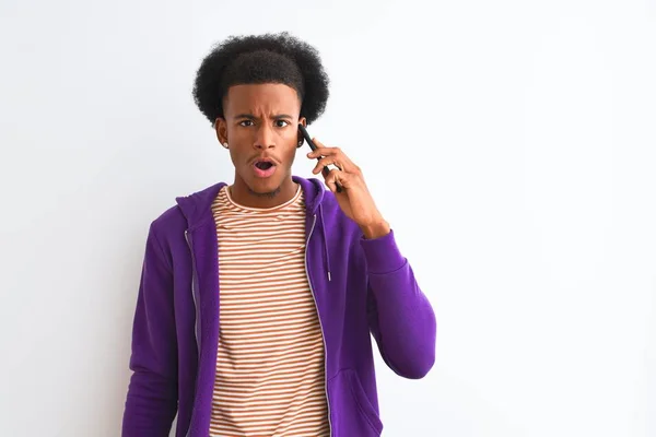 Joven Hombre Afroamericano Hablando Teléfono Inteligente Parado Sobre Fondo Blanco — Foto de Stock