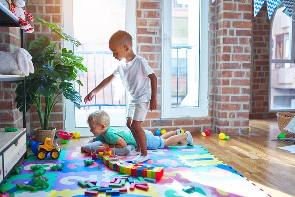 Underbara Småbarn Som Leker Runt Massor Leksaker Dagis — Stockfoto