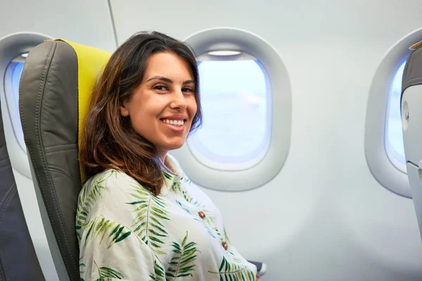 Jeune Voyageuse Assise Intérieur Avion Aéroport Avec Vue Sur Ciel — Photo