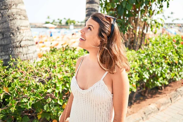 Junge Schöne Frau Lächelt Glücklich Genießen Sonnigen Sommertag Hotel Resort — Stockfoto