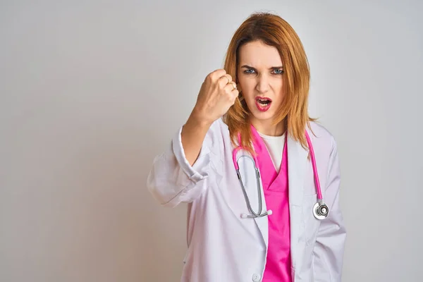 Redhead Caucasian Doctor Woman Wearing Pink Stethoscope Isolated Background Angry — 스톡 사진