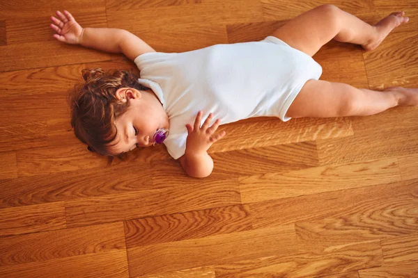 Mooi Peuter Kind Meisje Dragen Witte Bodysuit Liggend Vloer Met — Stockfoto