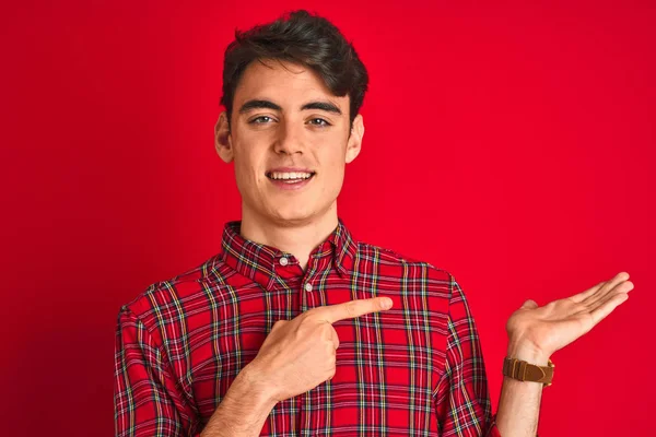 Teenager Chlapec Červené Košili Stojící Nad Izolovaným Pozadím Ohromený Usmívající — Stock fotografie