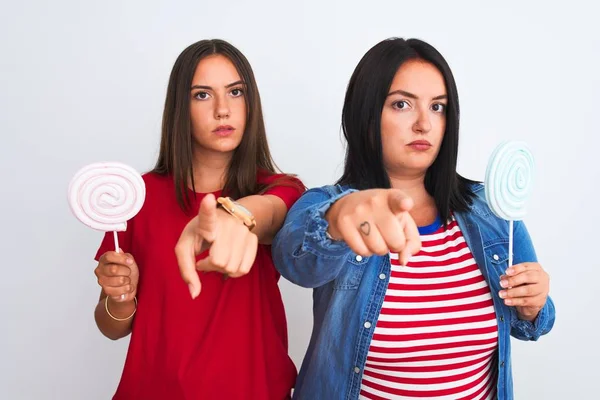 Mujeres Hermosas Jóvenes Sosteniendo Dulce Piruleta Pie Sobre Fondo Blanco — Foto de Stock