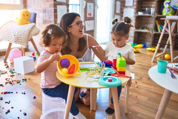 Young Beautiful Teacher Toddlers Playing Meals Using Plastic Food Cutlery — Stock Photo, Image