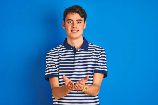 Teenager Chlapec Neformálním Tričku Stojící Nad Modrým Izolovaným Pozadím Usmívající — Stock fotografie