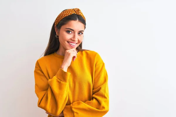 Młoda Piękna Kobieta Ubrana Żółty Sweter Diadem Odizolowanym Białym Tle — Zdjęcie stockowe