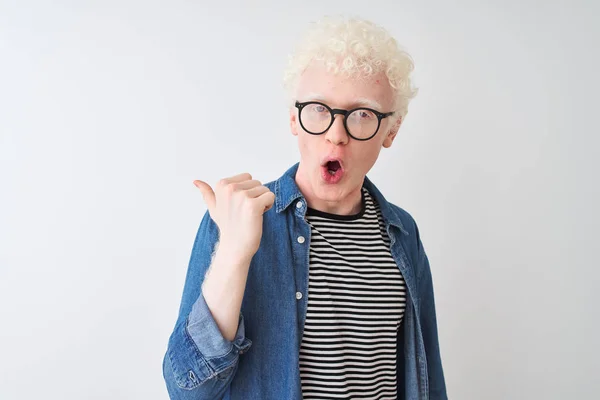 Kotlu Gömlek Gözlüklü Genç Albino Adam Izole Edilmiş Beyaz Arka — Stok fotoğraf