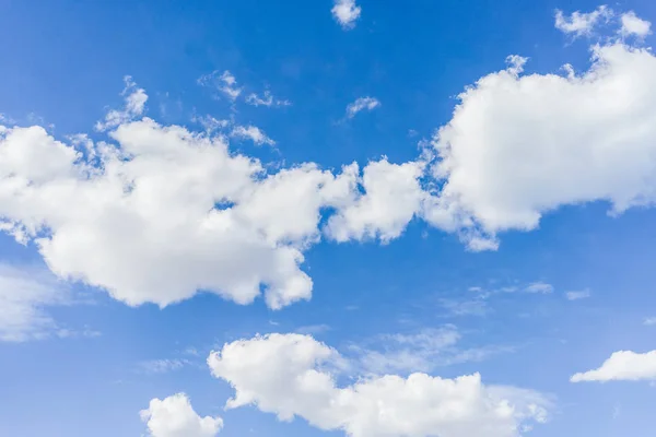 Cielo azul en un día soleado con nubes esponjosas — Foto de Stock