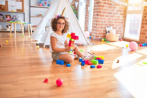 Hermoso Niño Pequeño Con Gafas Diadema Unicornio Sentado Jugando Con — Foto de Stock