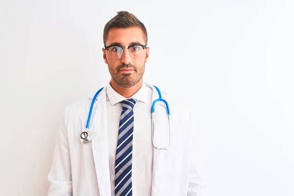 Soyutlanmış Arka Planda Steteskop Takan Yakışıklı Doktor Yüzünde Ciddi Bir — Stok fotoğraf