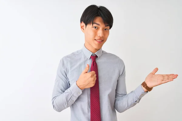 Китайський Бізнесмен Вишуканій Краватці Стоїть Над Білим Фоном Показуючи Долоню — стокове фото