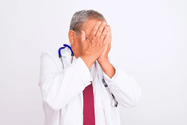 Senior Grey Haired Doctor Man Bär Stetoskop Stående Över Isolerad — Stockfoto