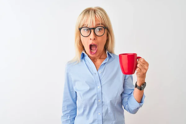 Kobieta Kobieta Interesu Okulary Picie Kawy Białym Tle Przestraszony Szoku — Zdjęcie stockowe