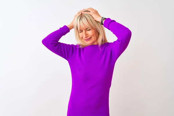 Mujer Mediana Edad Vistiendo Camiseta Púrpura Pie Sobre Fondo Blanco —  Fotos de Stock