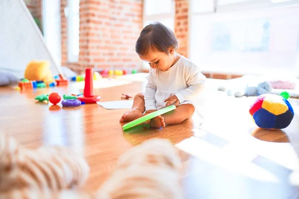 Schönes Kleinkind Freut Sich Kindergarten Über Buntes Spielzeug Auf Magnetischer — Stockfoto