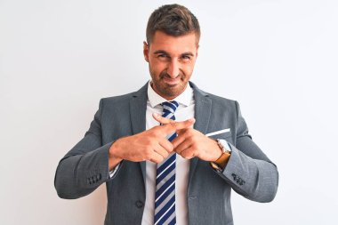 Takım elbiseli ve kravatlı genç bir iş adamı. Dışlanmış bir arkaplan. Reddedilme ifadesi olumsuz işaret veriyor.