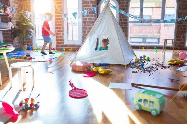 Anaokulunda bir sürü oyuncakla oynayan sevimli çocuklar.