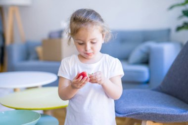 Çilek yiyen güzel yürümeye başlayan çocuk kız