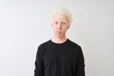 Siyah tişörtlü genç, albino sarışın adam izole edilmiş beyaz arka planda duran komik yüzlü yanakları şişiren adam. Havayla şişmiş ağız, çılgın bir ifade..