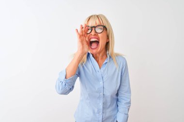 Orta yaşlı iş kadını zarif bir gömlek ve gözlük takıp izole edilmiş beyaz arka planda avazı çıktığı kadar bağırıyor ve ağızdan ağıza bağırıyordu. İletişim konsepti.