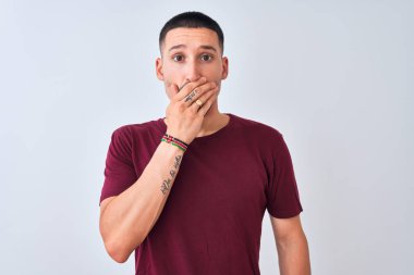 Soyutlanmış arka planda duran yakışıklı genç bir adam ağzını yanlışlıkla ellerle kapatarak şok geçirdi. Gizli konsept.