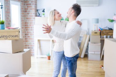 Karton kutular etrafında yeni evde dans genç güzel çift