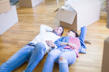 Karton kutuların etrafındaki yeni evde güzel bir çift.