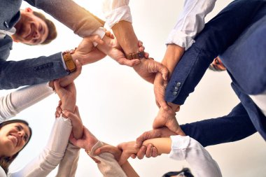Ofiste el ele duran bir grup işçi.