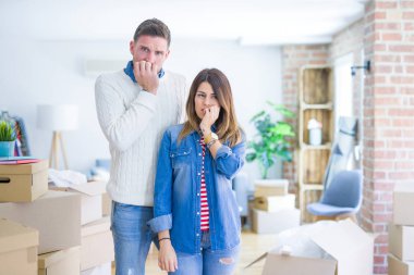 Genç ve güzel bir çift, yeni evlerinde karton kutuların etrafında dikiliyorlar. Gergin ve gergin görünüyorlar. Elleri ağızlarında, tırnaklarını yiyorlar. Endişe sorunu.