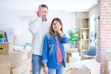 Genç ve güzel bir çift, yeni evlerinde karton kutuların etrafında dikiliyor. Bir gözünü eliyle kapatıyor, yüzünde kendine güvenen bir gülümseme ve şaşırtıcı bir duygu var..