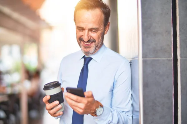 Middelbare Leeftijd Knappe Zakenman Met Behulp Van Smartphone Drinken Take — Stockfoto