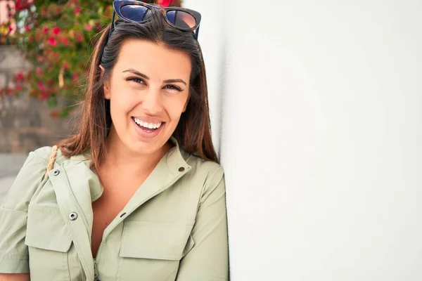 Gadis Cantik Bersandar Dinding Putih Wanita Muda Yang Ramah Tersenyum — Stok Foto