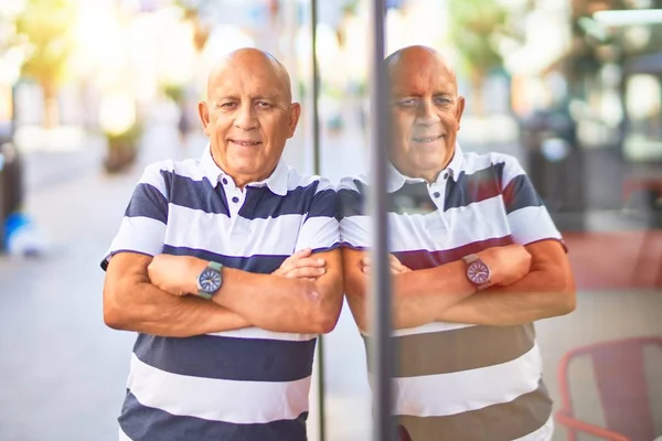 Uomo Anziano Bello Sorridente Felice Sicuro Appoggiato Muro Con Sorriso — Foto Stock