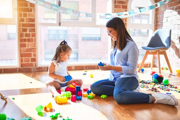 Garota Branca Brincando Aprendendo Playschool Com Professora Mãe Filha Sala — Fotografia de Stock