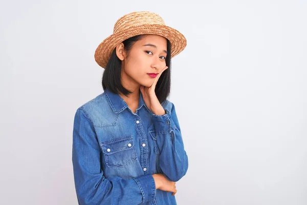 Junge Schöne Chinesin Trägt Jeanshemd Und Hut Über Isoliertem Weißem — Stockfoto