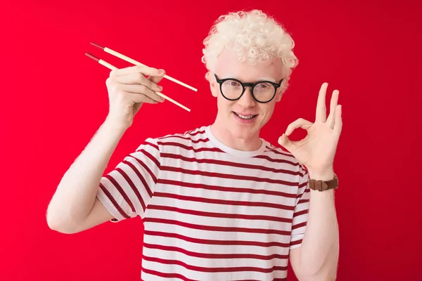 Genç Albino Sarışın Adam Yemek Çubukları Tutuyor Izole Edilmiş Beyaz — Stok fotoğraf