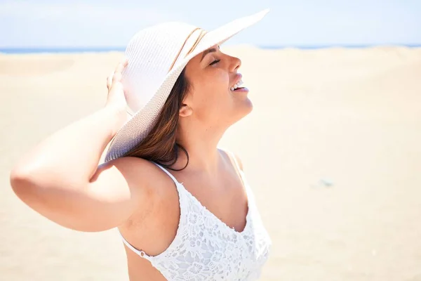 年轻美丽的女子张开双臂晒日光浴 在睫毛膏沙丘海滩享受暑假 — 图库照片