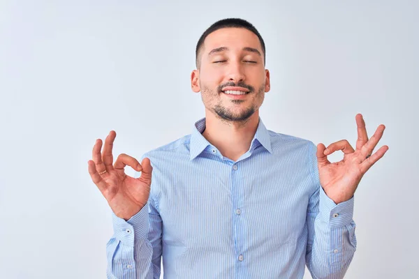 Joven Hombre Negocios Guapo Pie Sobre Fondo Aislado Relajarse Sonreír — Foto de Stock