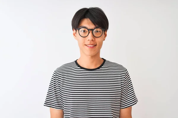 Hombre Chino Con Gafas Camiseta Rayas Navales Pie Sobre Fondo — Foto de Stock