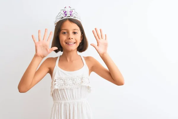 Hermosa Niña Con Corona Princesa Pie Sobre Fondo Blanco Aislado — Foto de Stock