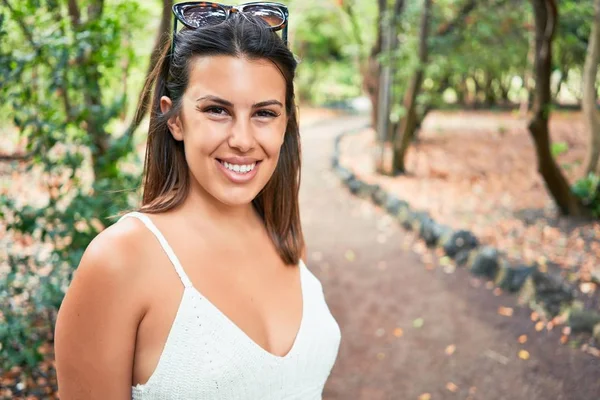 Wanita Muda Yang Penuh Kebahagiaan Tersenyum Gembira Dan Ceria Taman — Stok Foto