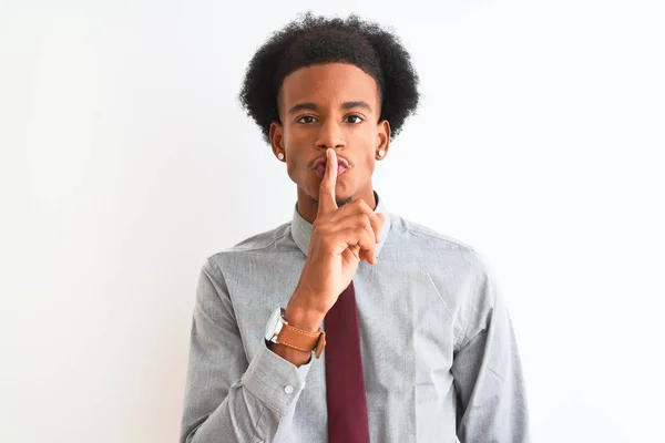 Młody Afrykański Biznesmen Noszący Krawat Stojący Nad Odizolowanym Białym Tłem — Zdjęcie stockowe