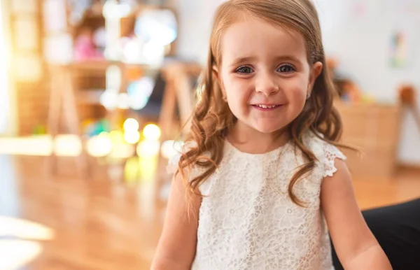 Entzückendes Blondes Kleinkind Das Glücklich Lächelt Mit Lächeln Kindergarten Stehen — Stockfoto