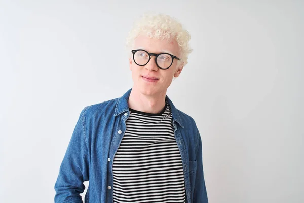 Ung Albino Blond Man Bär Jeanströja Och Glasögon Över Isolerade — Stockfoto