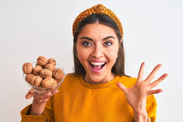 Joven Hermosa Mujer Sosteniendo Tazón Con Nueces Pie Sobre Fondo —  Fotos de Stock