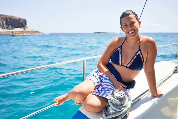 Joven Hermosa Mujer Sonriendo Feliz Navegando Barco Día Soleado Vacaciones —  Fotos de Stock